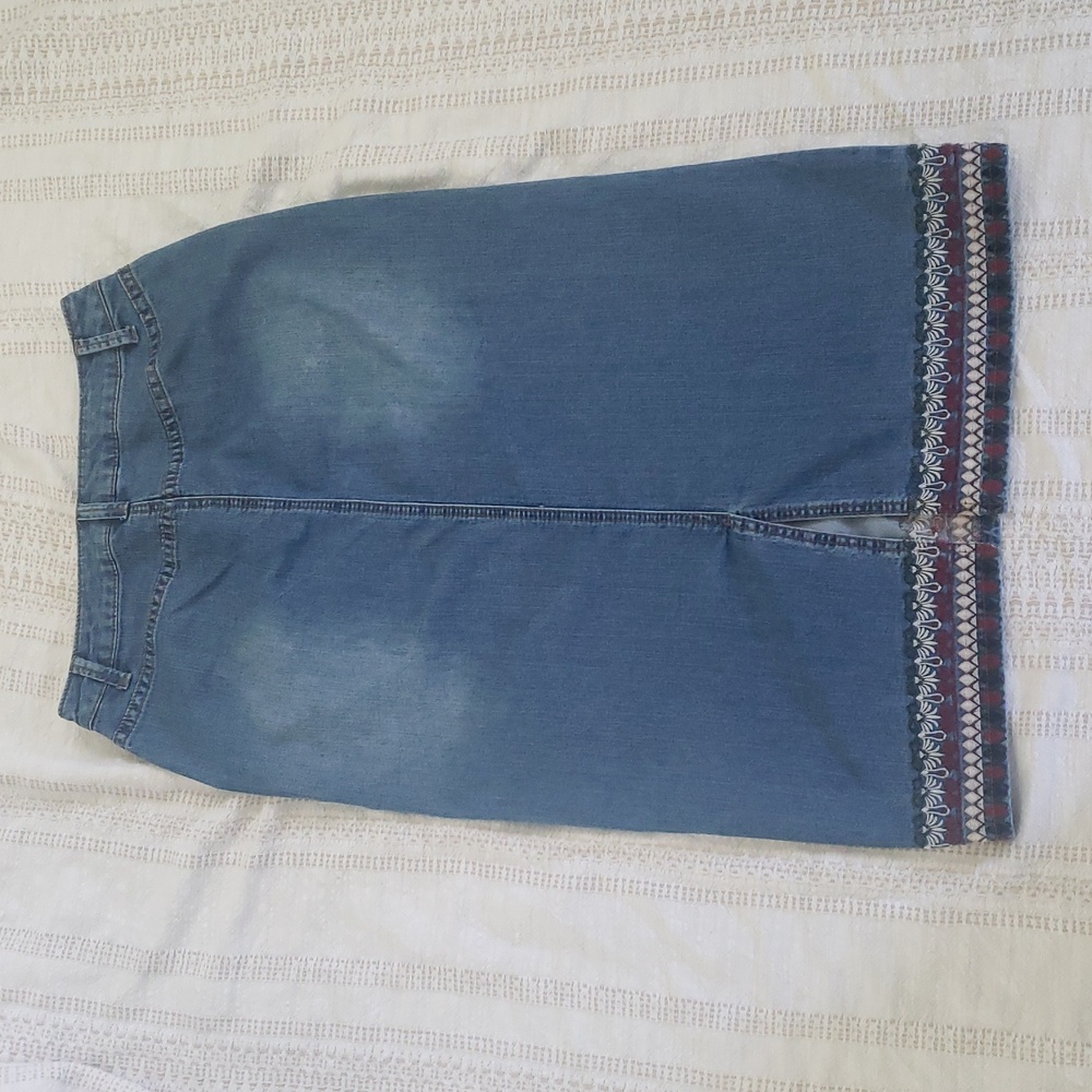 Embroidered Denim Skirt Size 4 - Picture 3 of 11